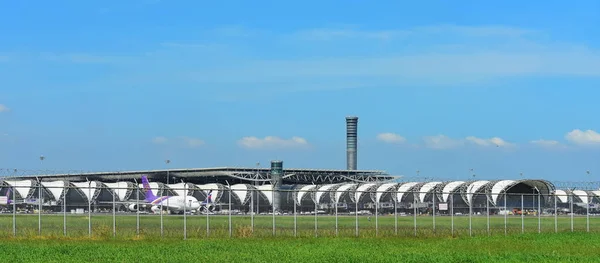 Турист Прибытие Международный Аэропорт Суварнабхуми Банкак Таиланд Посмотрите Различных Перевозчиков — стоковое фото