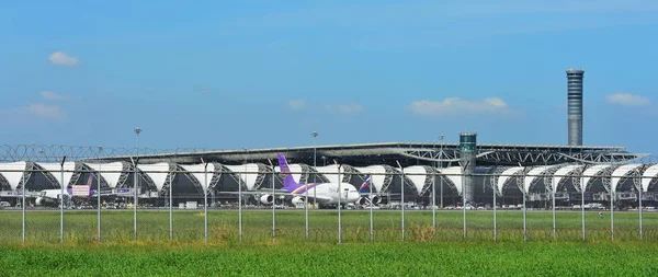 Turist Varış Suvarnabhumi Uluslararası Havaalanı Bankak Tayland Çeşitli Taşıyıcılar Pistlerden — Stok fotoğraf