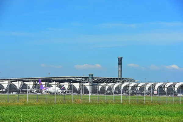 Turist Varış Suvarnabhumi Uluslararası Havaalanı Bankak Tayland Çeşitli Taşıyıcılar Pistlerden — Stok fotoğraf