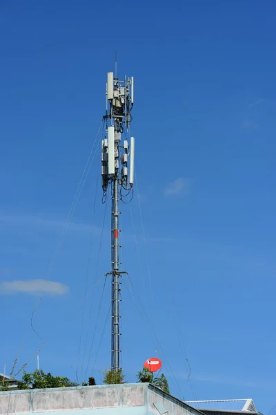 Ασύρματη Κεραία Επικοινωνίας Φωτεινό Ουρανό Πύργος Τηλεπικοινωνιών Κεραίες Μπλε Του — Φωτογραφία Αρχείου