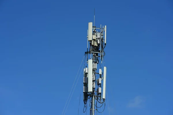 Funkantenne Mit Hellem Sky Telekommunikationsturm Mit Antennen Mit Blauem Sky — Stockfoto