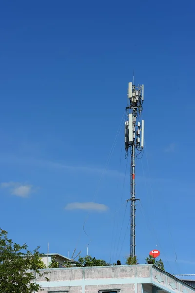 Wireless Communication Antenna Bright Sky Telecommunication Tower Antennas Blue Sky — Stock Photo, Image