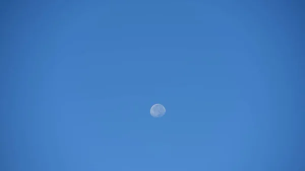 Mondlicht Himmel Tagsüber Als Hintergrundbild Nutzen — Stockfoto