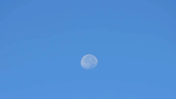 Měsíční Svit Obloze Během Dne Jako Obrázek Pozadí — Stock fotografie