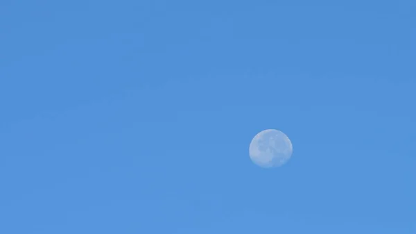 白天天空中的月光用作背景图像 — 图库照片