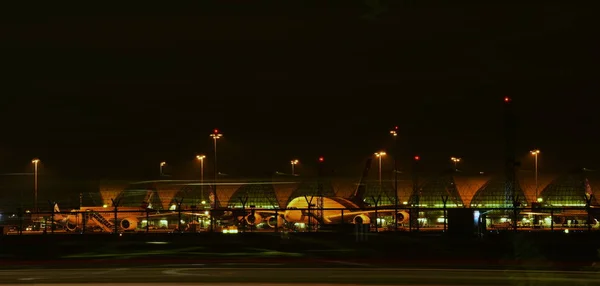 Aeropuerto Internacional Bangkok Hermosa Vista Del Aeropuerto Suvarnabhumi Por Noche — Foto de Stock