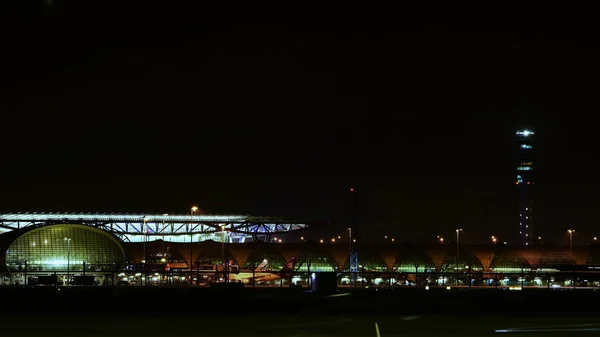 游客抵达泰国素万那普国际机场 在2018年10月9日登机之前 请查看各种承运商 — 图库照片
