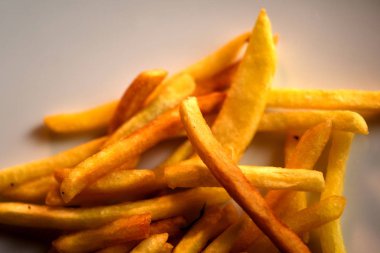 Patates kızartması masada. Yakın plan.