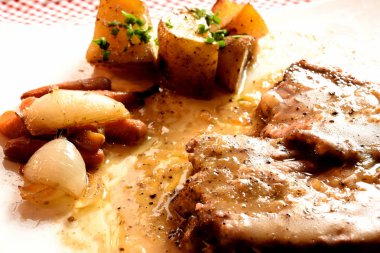 Domates ve kızartma sebze ile servis Izgara Bonfile etli kalın sulu bölümlerini lezzetli Sağlıklı ızgara yağsız Orta nadir sığır eti biftek kısmını kesti