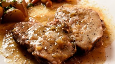 Domates ve kızartma sebze ile servis Izgara Bonfile etli kalın sulu bölümlerini lezzetli Sağlıklı ızgara yağsız Orta nadir sığır eti biftek kısmını kesti