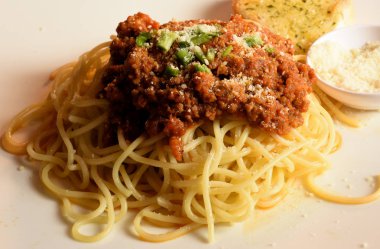 Et, domates sosu ve sebze ile makarna. Metin için bir yer ile et ve domates soslu makarna bir tabak bir fotoğraf