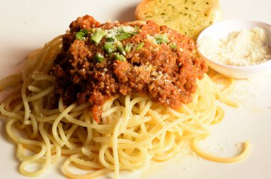 Etli Makarna, metin için bir yer ile et ve domates soslu makarna bir tabak domates sosu ve vegetablesa fotoğraf