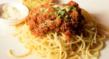 Salata ile ev yapımı Alman Weiner kotletpane Schnitzel