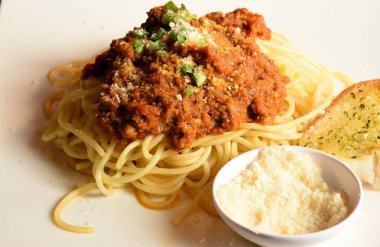 Etli Makarna, metin için bir yer ile et ve domates soslu makarna bir tabak domates sosu ve vegetablesa fotoğraf