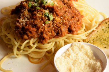 Etli Makarna, metin için bir yer ile et ve domates soslu makarna bir tabak domates sosu ve vegetablesa fotoğraf