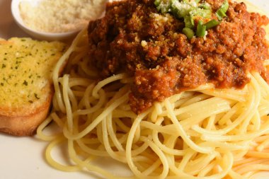 Et, domates sosu ve sebze ile makarna. Metin için bir yer ile et ve domates soslu makarna bir tabak bir fotoğraf