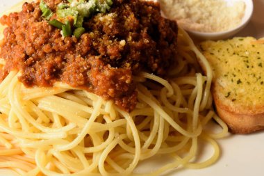 Et, domates sosu ve sebze ile makarna. Metin için bir yer ile et ve domates soslu makarna bir tabak bir fotoğraf