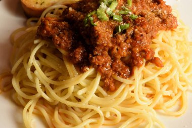 Etli Makarna, metin için bir yer ile et ve domates soslu makarna bir tabak domates sosu ve vegetablesa fotoğraf