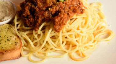 Etli Makarna, metin için bir yer ile et ve domates soslu makarna bir tabak domates sosu ve vegetablesa fotoğraf