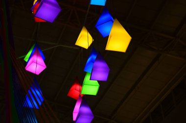 Soyut Mavi bulanık ve gümüş pırıltılı Parlatıcı ampul arka plan: bulanıklık Noel .wallpaper dekorasyon concept.christmas ışık gece ışıklar,