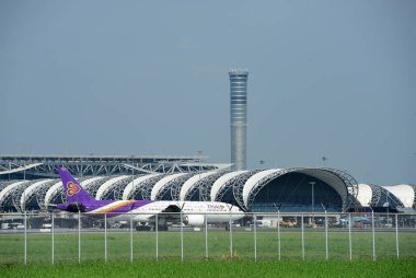 Güzel çiçekler ve çim doğada. Güneşli bir günde. Güzel sarı ve turuncu çiçekli bahar arka plan.