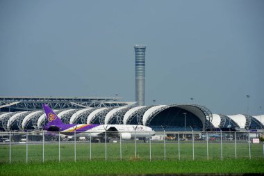 turist varış Suvarnabhumi Uluslararası Havaalanı, bangkok Tayland, çeşitli taşıyıcılar pistlerden birinden otel 22 Kasım 2018.The uçakta uçuyor yatılı önce bir göz atın 