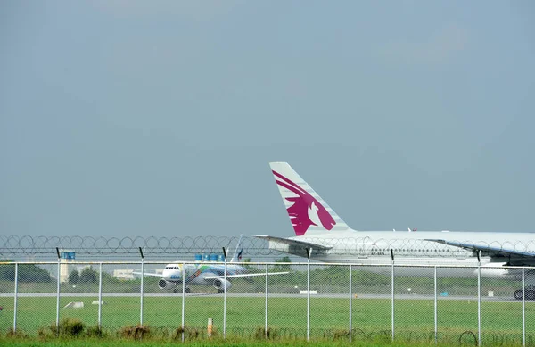 Turista Llegada Aeropuerto Internacional Suvarnabhumi Bangkok Tailandia Echar Vistazo Varios — Foto de Stock