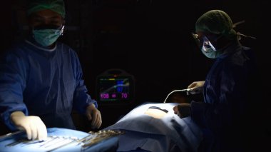 Ameliyathane cerrahi ışıkta. Bir kesim ile cerrahi operasyon başlangıcı için hazırlanması. Takım cerrah modern hastane ameliyathane teknolojisinde sömürge iş başında.