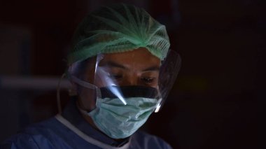 Ameliyathane cerrahi ışıkta. Bir kesim ile cerrahi operasyon başlangıcı için hazırlanması. Takım cerrah modern hastane ameliyathane teknolojisinde sömürge iş başında.