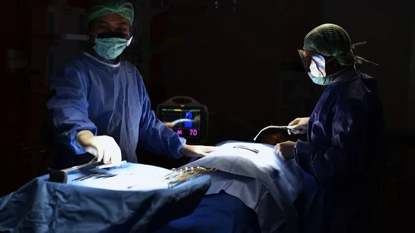 Хирургический Свет Операционной Подготовка Началу Хирургической Операции Порезом Командный Хирург — стоковое фото