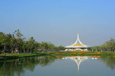 Bahçıvan uzun 9 Park'ta parkta Çiçekleri suluyordum. Bangkok Thailandthe güzel çiçek bahçesinde Bangkok en büyük şehir parkı