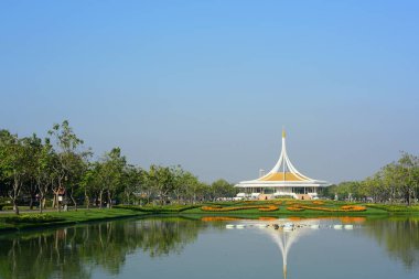 çeşitli renk ve çeşitleri Suanluang Rama 9, Asya Thailandflower ve ağacı bahçeleri genel Park'ta. Güzel bir kamu park alanı Suan Luang R.9 Bangkok Tayland, yansıma Köşk ve ağaç güzel gün batımı.