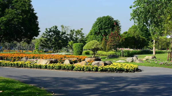 Jardinier Arrose Les Fleurs Parc Long Bangkok Thailandle Beau Jardin — Photo