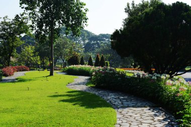 Bahçıvan uzun 9 Park'ta parkta Çiçekleri suluyordum. Bangkok Thailandthe güzel çiçek bahçesinde Bangkok en büyük şehir parkı