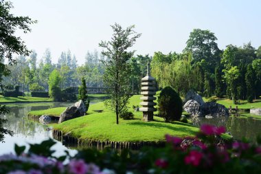 Bahçıvan uzun 9 Park'ta parkta Çiçekleri suluyordum. Bangkok Thailand.The güzel çiçek bahçesinde Bangkok en büyük şehir parkı
