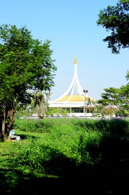 Bahçıvan uzun 9 Park'ta parkta Çiçekleri suluyordum. Bangkok Thailand.The güzel çiçek bahçesinde Bangkok en büyük şehir parkı