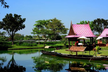 Bahçıvan uzun 9 Park'ta parkta Çiçekleri suluyordum. Bangkok Thailand.The güzel çiçek bahçesinde Bangkok en büyük şehir parkı