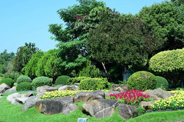 Zahradník Zalévání Květin Parku Dlouhých Parku Bangkok Thailand Krásná Květinová — Stock fotografie