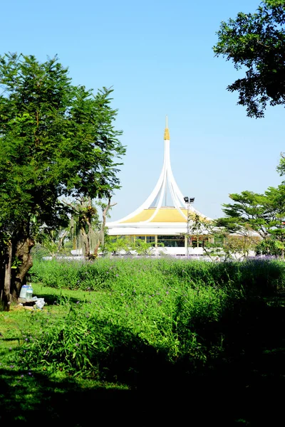 Giardiniere Sta Innaffiando Fiori Parco Long Park Bangkok Thailandia Bellissimo — Foto Stock
