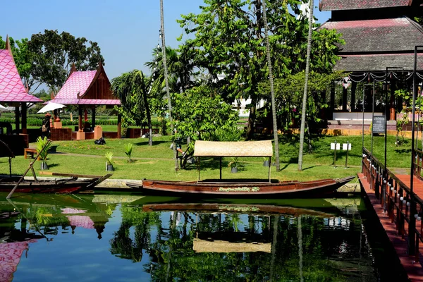 Kertész Öntözi Virágokat Parkban Hosszú Park Bangkok Thailand Gyönyörű Virágoskert — Stock Fotó