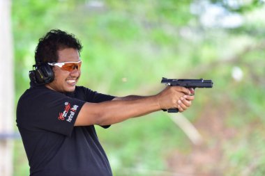 Spor ve yarış tripsamateur topçu ve Tayland Ulusal gunners vurulma olayında kullanılan silah pratik ve kupa, Prachuap Khiri Khan, Tayland tarihinde 25 Ağustos 2018 rekabet edebilmek için test çekim