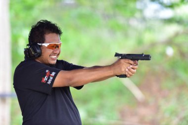 Spor ve yarış tripsamateur topçu ve Tayland Ulusal gunners vurulma olayında kullanılan silah pratik ve kupa, Prachuap Khiri Khan, Tayland tarihinde 25 Ağustos 2018 rekabet edebilmek için test çekim