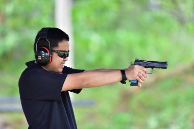 Spor ve yarış tripsamateur topçu ve Tayland Ulusal gunners vurulma olayında kullanılan silah pratik ve kupa, Prachuap Khiri Khan, Tayland tarihinde 25 Ağustos 2018 rekabet edebilmek için test çekim