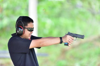 Spor ve yarış tripsamateur topçu ve Tayland Ulusal gunners vurulma olayında kullanılan silah pratik ve kupa, Prachuap Khiri Khan, Tayland tarihinde 25 Ağustos 2018 rekabet edebilmek için test çekim