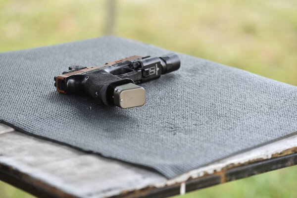 Стрелковое оружие, используемое в спортивной стрельбе и расовых поездках. Любительский стрелок и тайские национальные стрелки практикуют и стреляют тест, чтобы соревноваться на трофей в Прачуап Хири Хан, Таиланд 25 августа 2018 года
