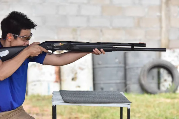 射击运动和比赛旅行中使用的枪支 业余炮手和泰国国家枪手正在练习和射击测试 以便于2018年8月25日在泰国巴楚阿普 希里汗参加奖杯比赛 — 图库照片