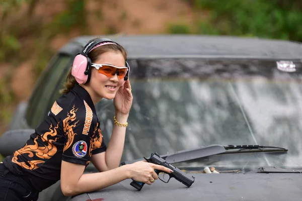 射击运动和比赛旅行中使用的枪支 业余炮手和泰国国家枪手正在练习和射击测试 以便于2018年8月25日在泰国巴楚阿普 希里汗参加奖杯比赛 — 图库照片