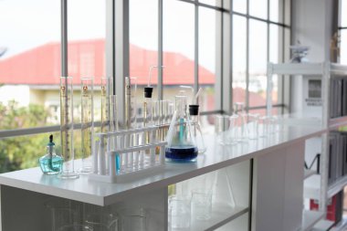 Genç bilim adamları laboratuarda test tüpü tutan Asya bilim adamı, bilim ile çalışıyoruz. Bilim adamları bilim laboratuvarlarında çalışıyoruz. 