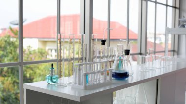 Genç bilim adamları laboratuarda test tüpü tutan Asya bilim adamı, bilim ile çalışıyoruz. Bilim adamları bilim laboratuvarlarında çalışıyoruz. 