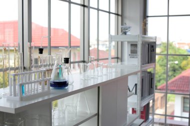 Genç bilim adamları laboratuarda test tüpü tutan Asya bilim adamı, bilim ile çalışıyoruz. Bilim adamları bilim laboratuarları içinde çalışıyoruz. Laboratuvar ve laboratuvar Equipment.microbiological analizi, tıp.